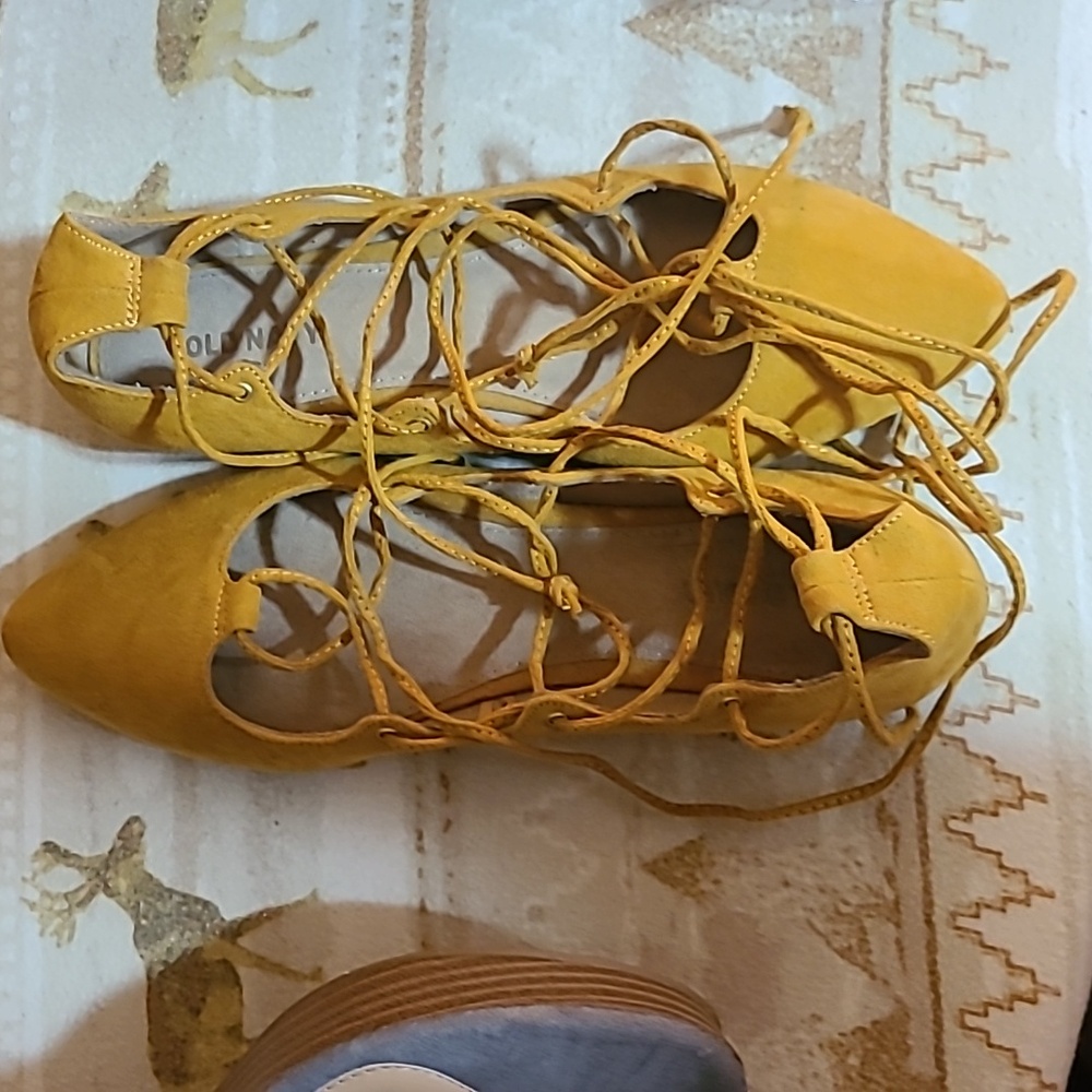 OLD NAVY WOMEN'S SIZE 7 LACE UP LEG FLATS